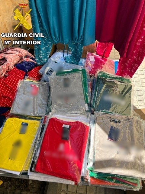 ROPA MERCADILLO EDITADA 1 - La Guardia Civil interviene más de 300 prendas falsificadas en el mercadillo de Berja