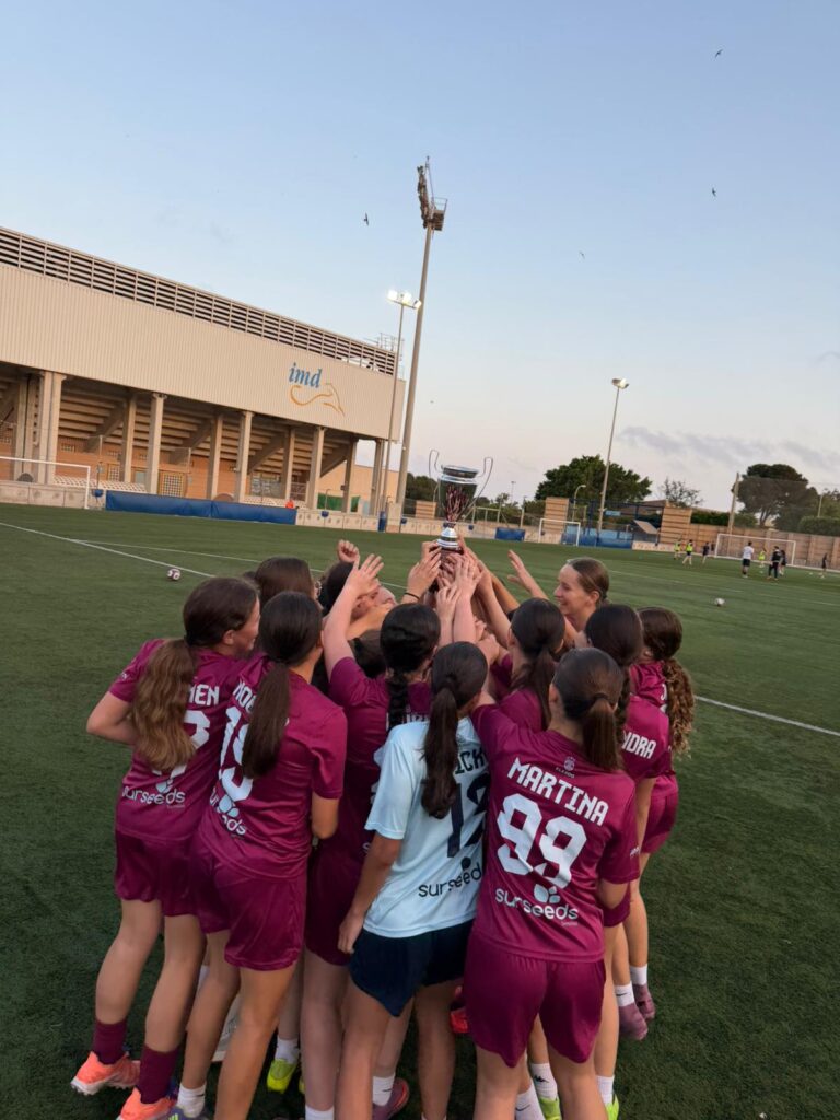 062d121a 5c08 4c4f a35b d6304e36d65a 1 - El CFF Mvrgi recibe la Copa de campeonas de liga de 2ª andaluza cadete