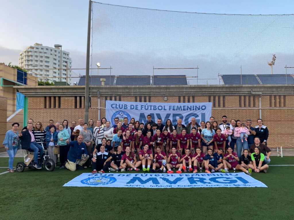 1ce24cfd dbdd 4175 b0b6 da4f54e7e58c - El CFF Mvrgi recibe la Copa de campeonas de liga de 2ª andaluza cadete