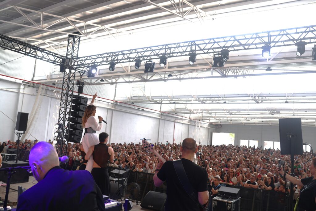 260423 CONCIERTO DE MERCHE 1 - El concierto gratuito de Merche puso la nota musical a una multitudinaria tarde de sábado