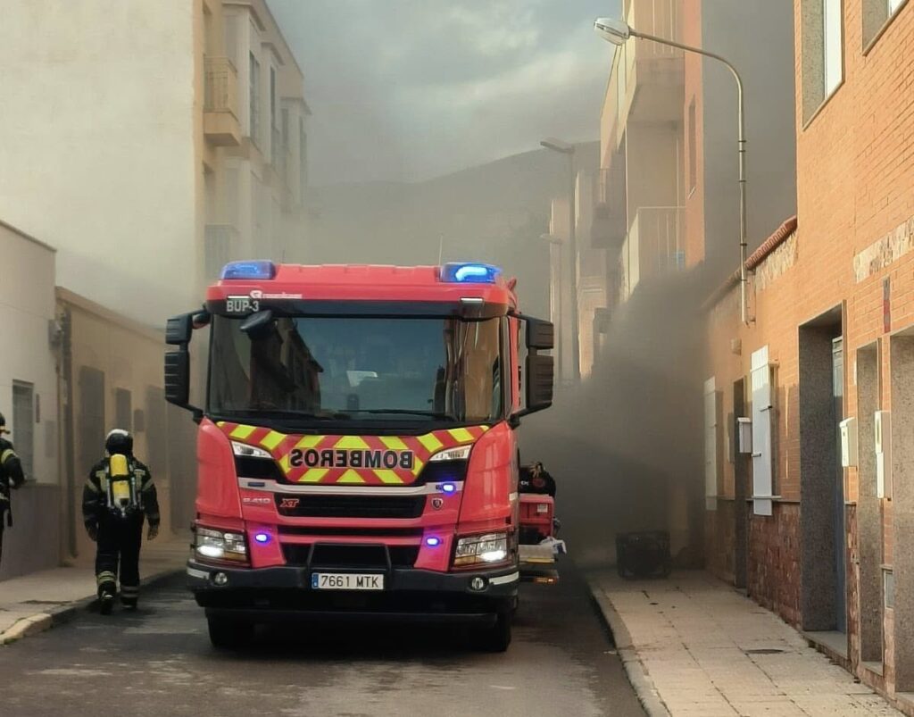 668558309 122108290983168964 1524879264317242145 n e1776075801558 - Los bomberos sofocan el incendio de un garaje en el barrio de La Gangosa en Vícar