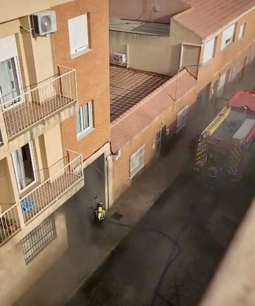 670862558 122108291025168964 2858558246332080588 n - Los bomberos sofocan el incendio de un garaje en el barrio de La Gangosa en Vícar