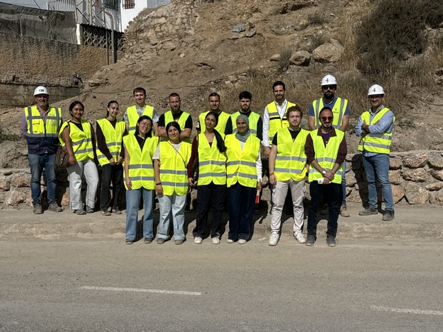 260515 visita estudiantes UGR obras Adra - Estudiantes de Ingeniería de la Universidad de Granada aprenden de las obras del Cerro de Montecristo de Adra