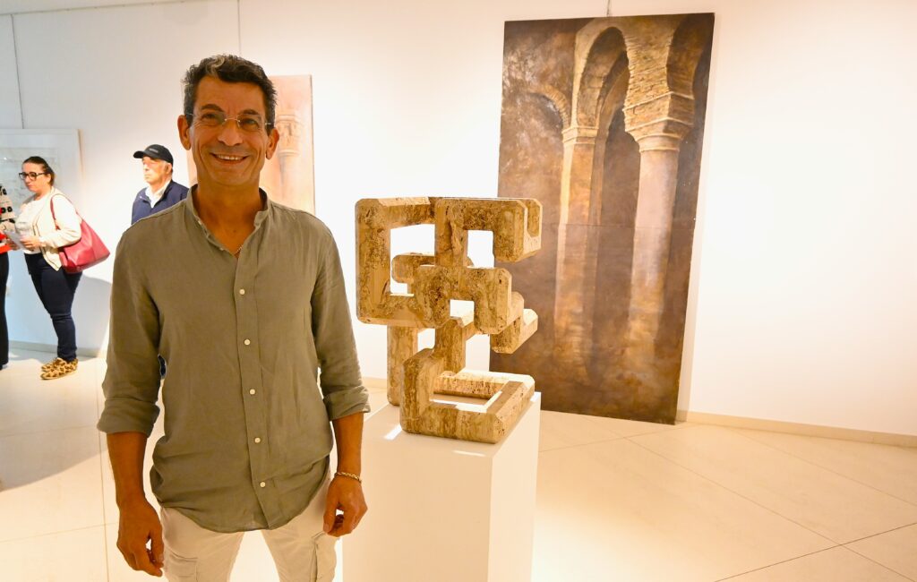 ENRIQUE PEREZ ESCULTOR - Exposición de pinturas de Waldi Wrobel y esculturas de Enrique Pérez en la sala Luis María Ansón en Roquetas