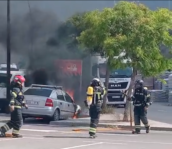 coche1 - Ningún herido en el complicado incendio de un turismo en el parking de un parque comercial de Vícar
