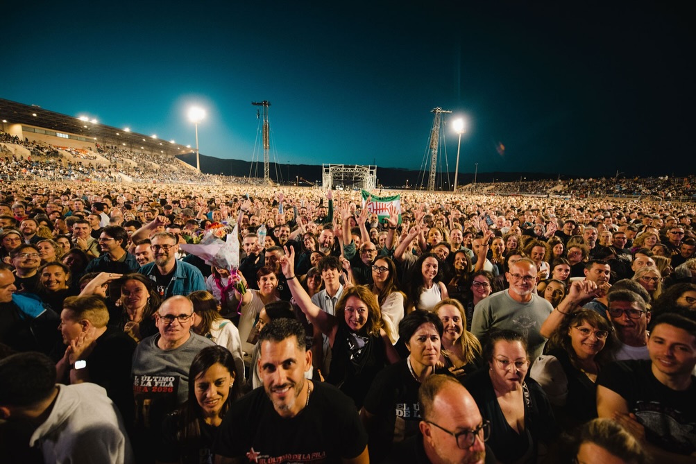 publico - Unas 18.000 personas cantan las canciones de El Último de la Fila en su gran concierto en Roquetas