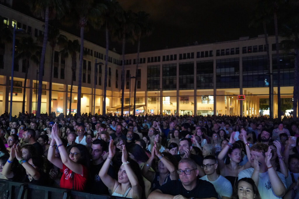 260605 NOCHE EN BLANCO EL EJIDO 5 - Miles de personas llenaron las calles y plazas de El Ejido en una mágica 'Noche en Blanco'