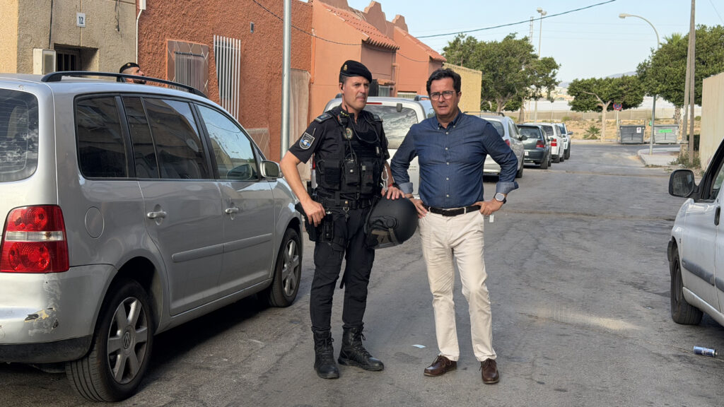 260625 ENGANCHES ILEGALES 1 - La Policía Local de El Ejido corta los enganches ilegales en Santa María del Águila tras las quejas de los vecinos