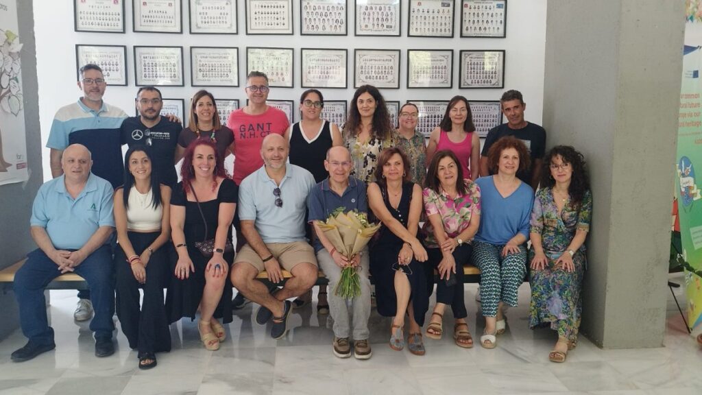 6a340e15827f3 - Aplausos en el 'IES Ciudad de Dalías' para despedir a su maestro más veterano