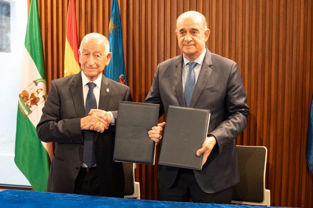 FOTO 1 1 - Amat y el director general de la Policía firman la implantación de la comisaría de Roquetas: "En la vida todo llega"