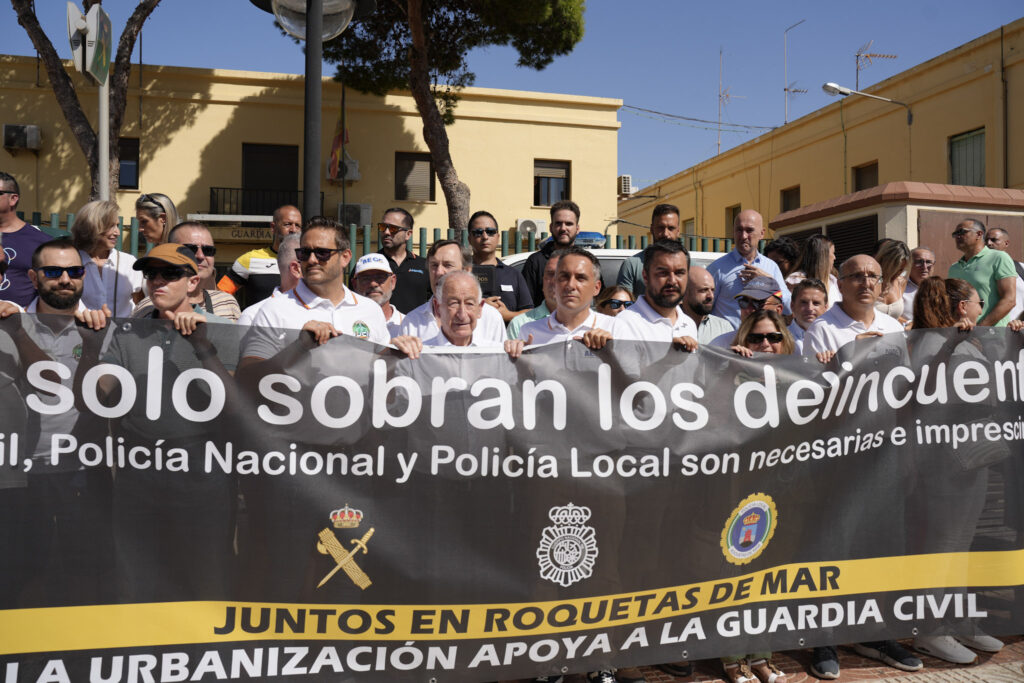 2 DSC01144 - “La Guardia Civil se queda aquí”: cientos de vecinos se manifiestan en Roquetas contra el cierre del cuartel