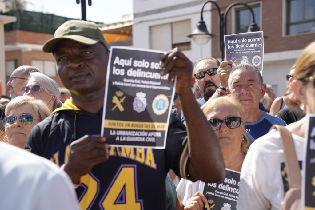 7 DSC01162 - “La Guardia Civil se queda aquí”: cientos de vecinos se manifiestan en Roquetas contra el cierre del cuartel