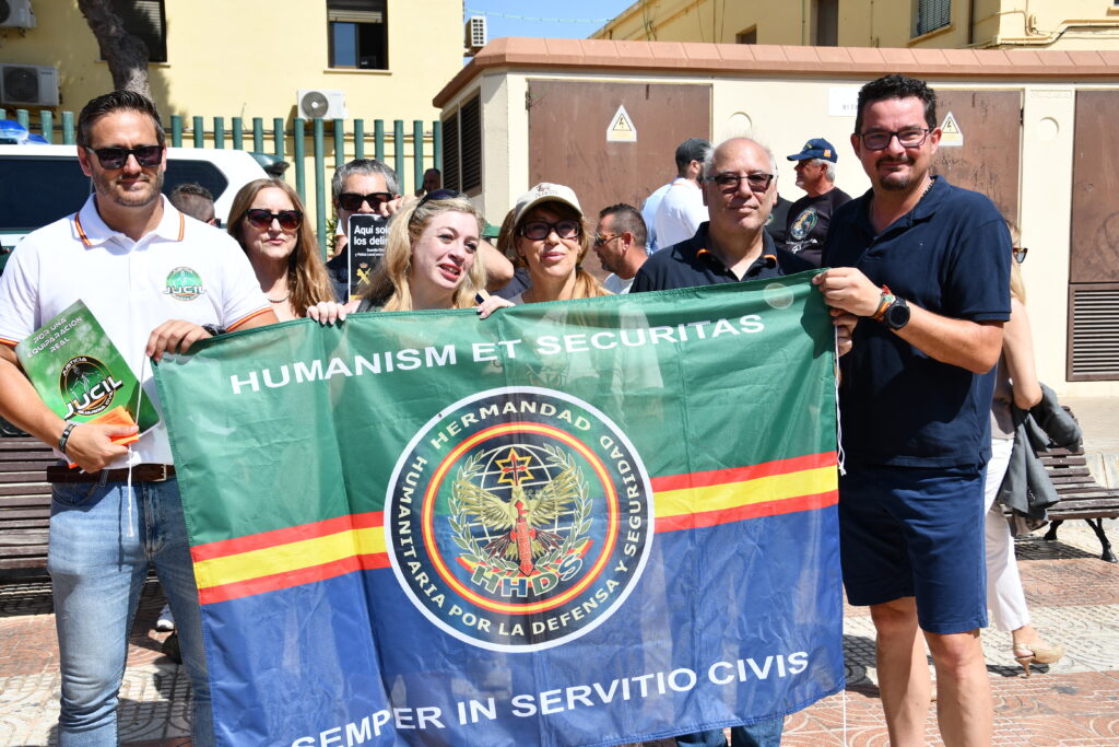 DSC 7154 - “La Guardia Civil se queda aquí”: cientos de vecinos se manifiestan en Roquetas contra el cierre del cuartel