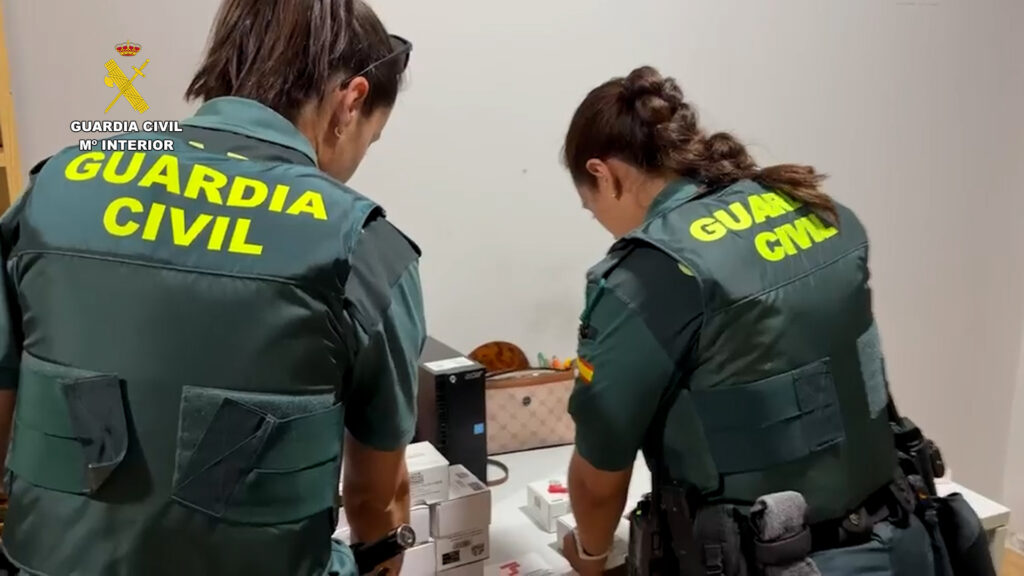 Op Infase Almeria edit.00 00 01 00.Imagen fija001.jpg - La Guardia Civil desmantela un taller clandestino de documentación y dinero falsificados en Roquetas de Mar
