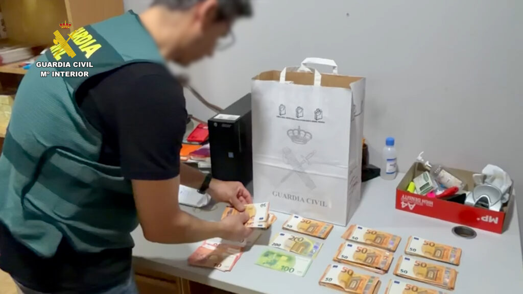 Op Infase Almeria edit.00 00 12 03.Imagen fija003.jpg - La Guardia Civil desmantela un taller clandestino de documentación y dinero falsificados en Roquetas de Mar