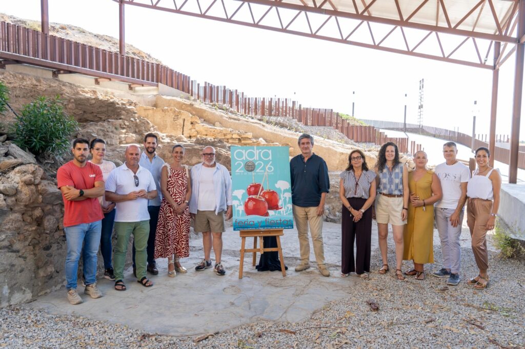 260811 presentacion cartel Feria Adra 2026 - Manzanas de caramelo y la Torre de los Perdigones protagonizan el cartel de la Feria de Adra 2026