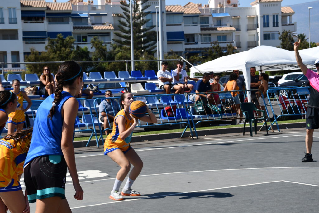 DSC 7475 - El 3x3 se estrena en Almerimar con una tarde-noche de baloncesto a pie de playa