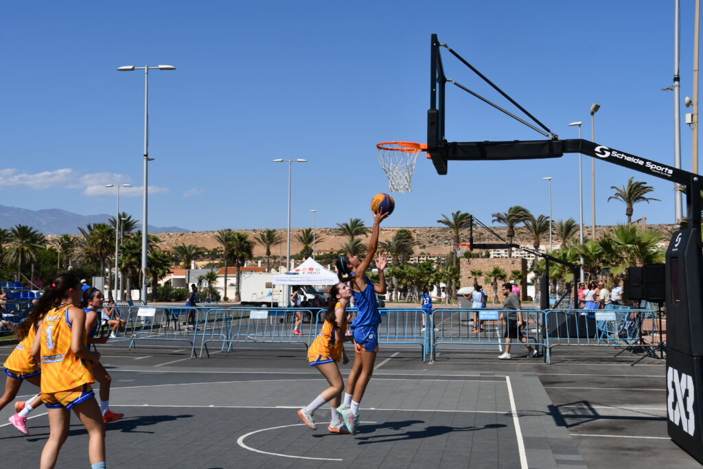 DSC 7482 - El 3x3 se estrena en Almerimar con una tarde-noche de baloncesto a pie de playa