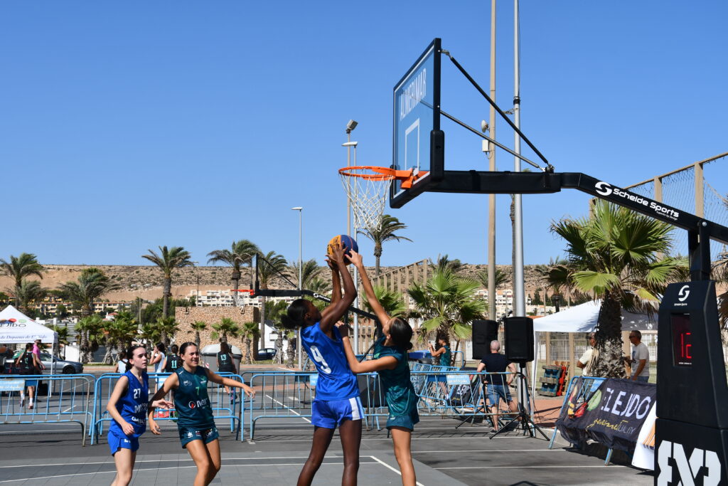DSC 7513 - El 3x3 se estrena en Almerimar con una tarde-noche de baloncesto a pie de playa
