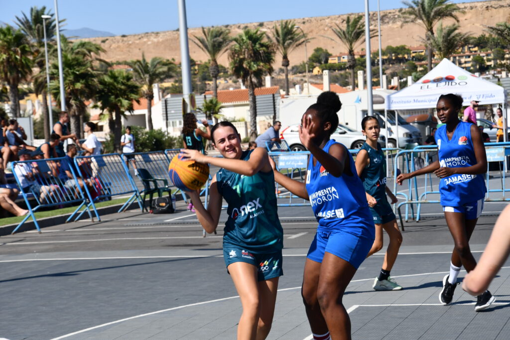 DSC 7537 - El 3x3 se estrena en Almerimar con una tarde-noche de baloncesto a pie de playa