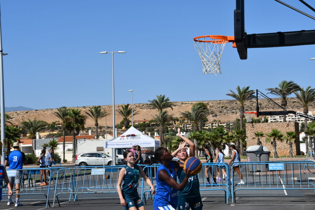 DSC 7547 - El 3x3 se estrena en Almerimar con una tarde-noche de baloncesto a pie de playa