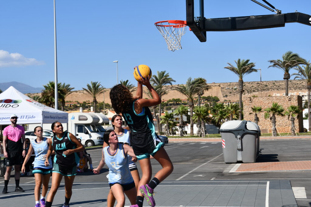 DSC 7574 - El 3x3 se estrena en Almerimar con una tarde-noche de baloncesto a pie de playa
