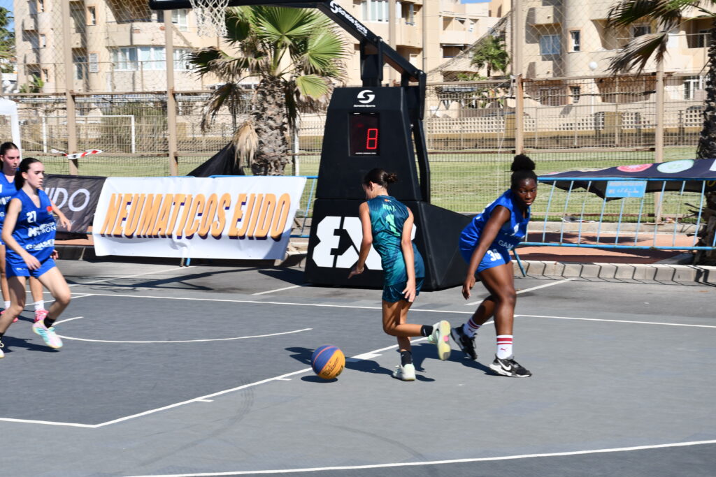 DSC 7613 - El 3x3 se estrena en Almerimar con una tarde-noche de baloncesto a pie de playa