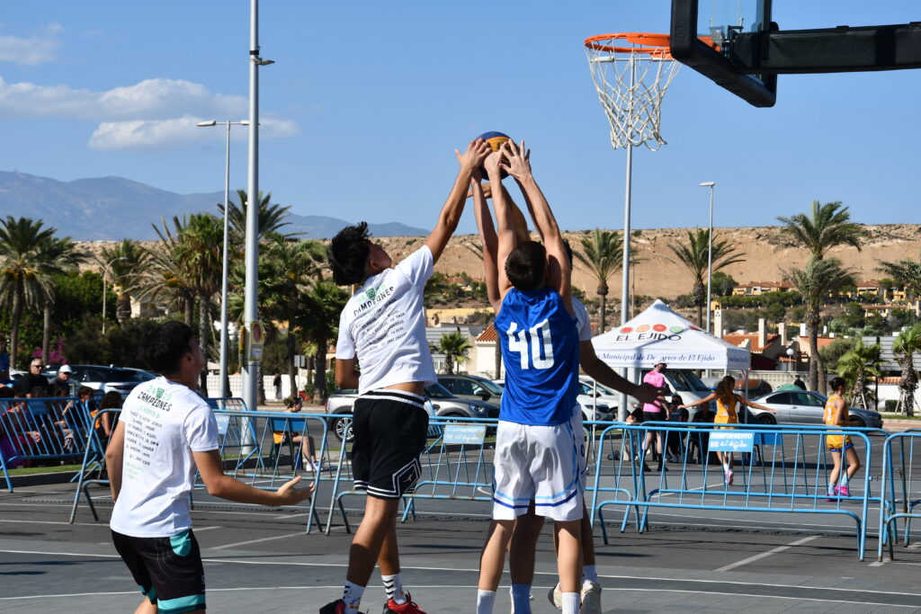 DSC 7664 - El 3x3 se estrena en Almerimar con una tarde-noche de baloncesto a pie de playa