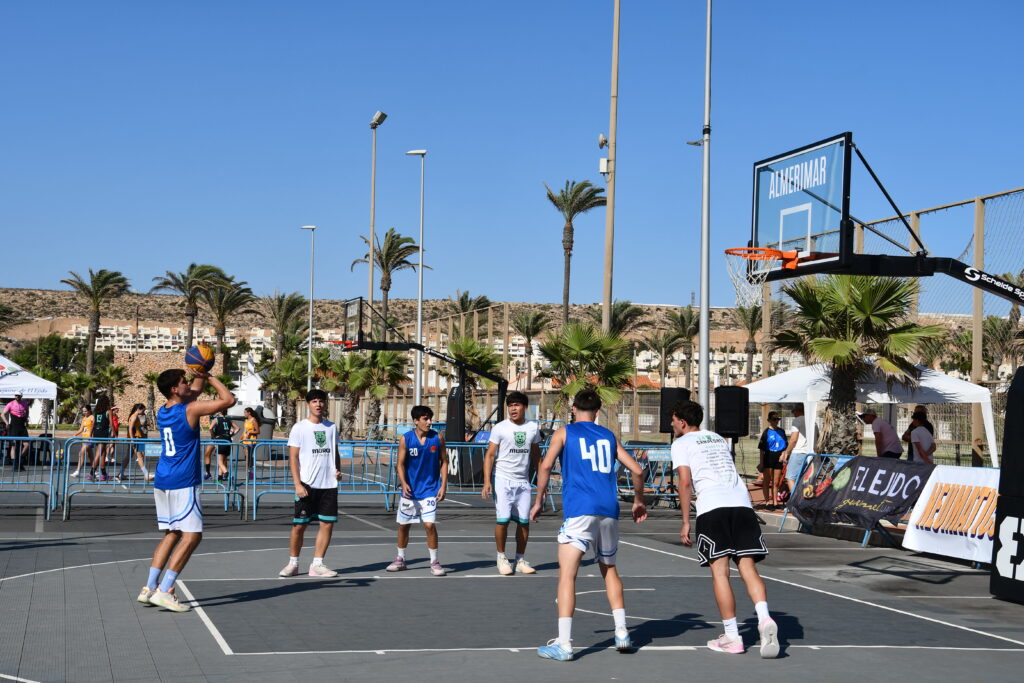 DSC 7680 - El 3x3 se estrena en Almerimar con una tarde-noche de baloncesto a pie de playa