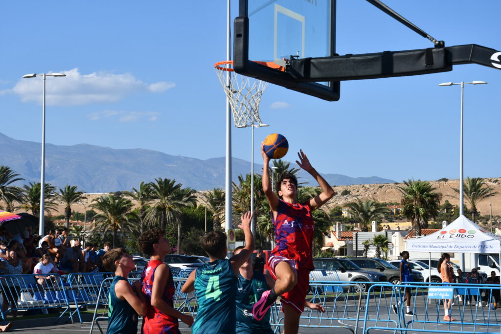 DSC 7718 - El 3x3 se estrena en Almerimar con una tarde-noche de baloncesto a pie de playa