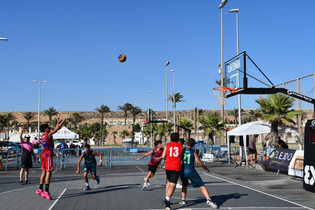 DSC 7797 - El 3x3 se estrena en Almerimar con una tarde-noche de baloncesto a pie de playa
