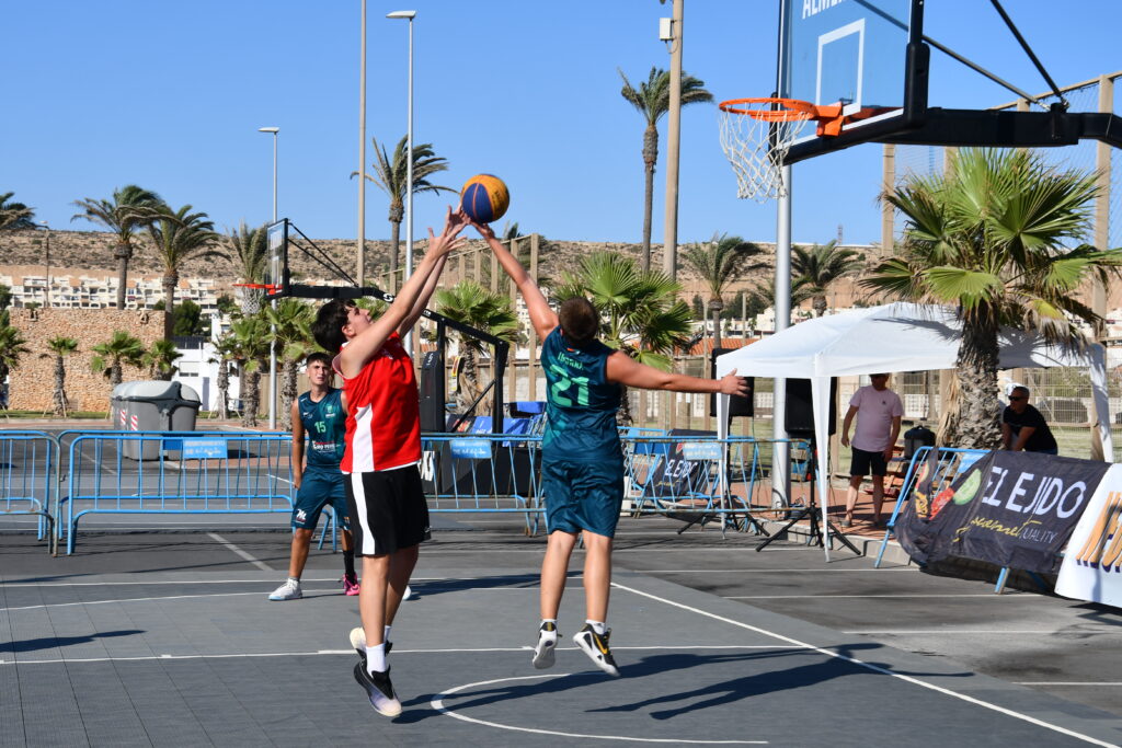 DSC 7807 - El 3x3 se estrena en Almerimar con una tarde-noche de baloncesto a pie de playa