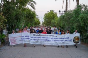 WhatsApp Image 2026 08 05 at 13.30.17 - GALERÍA: Alumnos y padres protestan en Vícar contra la retirada del transporte escolar