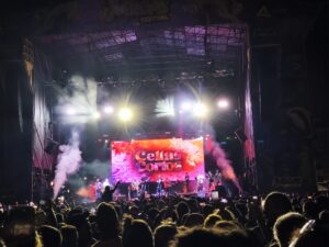 WhatsApp Image 2026 08 10 at 12.44.35 1 - GALERÍA: Más de 50.000 juerguistas viven la mejor semana del verano en el The Juergas Rock Fest