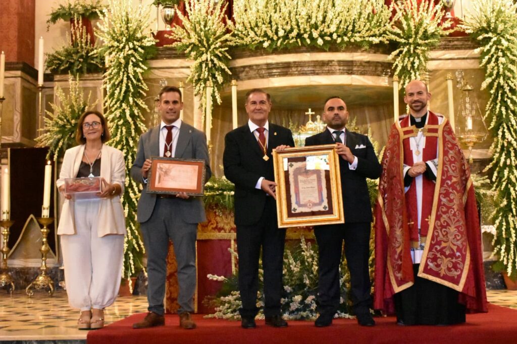 808430779 2060652294637613 4142245141266685920 n - El doctor de la Selección Española Claudio Vázquez inaugura la ofrenda de nardos al Cristo de la Luz