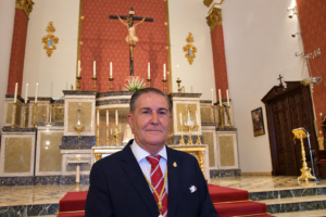 DC10 01 - El doctor de la Selección Española Claudio Vázquez inaugura la ofrenda de nardos al Cristo de la Luz