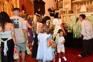 DSC 0230 - El doctor de la Selección Española Claudio Vázquez inaugura la ofrenda de nardos al Cristo de la Luz