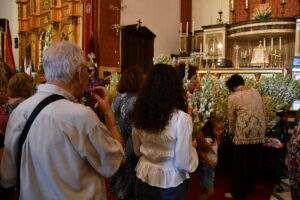 DSC 0233 - El doctor de la Selección Española Claudio Vázquez inaugura la ofrenda de nardos al Cristo de la Luz