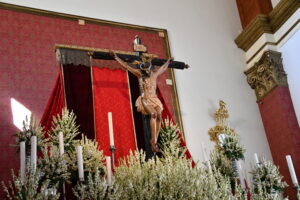 DSC 0429 - El doctor de la Selección Española Claudio Vázquez inaugura la ofrenda de nardos al Cristo de la Luz