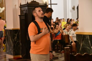 DSC 9441 - Cientos de jóvenes peregrinos acompañan a la Hermandad del Cristo de la Luz