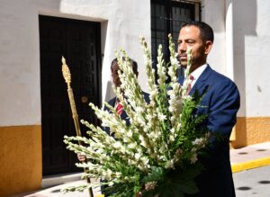 DSC 9861 - El doctor de la Selección Española Claudio Vázquez inaugura la ofrenda de nardos al Cristo de la Luz