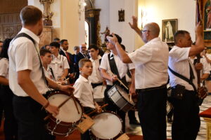 DSC 9963 - El doctor de la Selección Española Claudio Vázquez inaugura la ofrenda de nardos al Cristo de la Luz