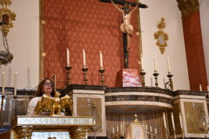 DSC 9986 - El doctor de la Selección Española Claudio Vázquez inaugura la ofrenda de nardos al Cristo de la Luz