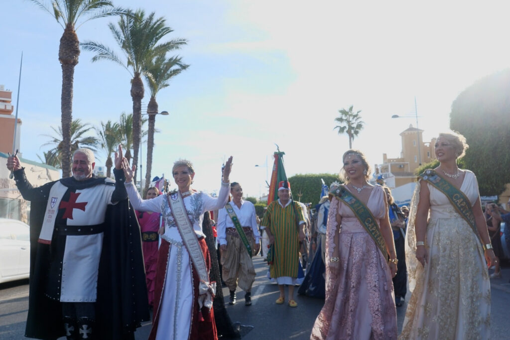 MOROS CRIST 12 - El desfile de Moros y Cristianos llena de color y público la Urbanización de Roquetas