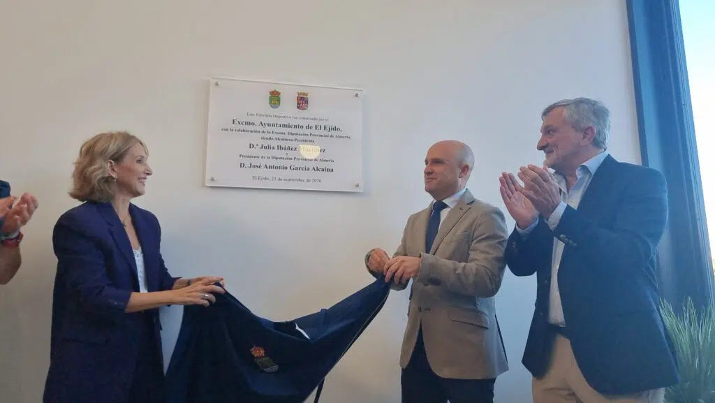 placa - El barrio de Ejido Norte ya estrena su Pabellón de Deportes