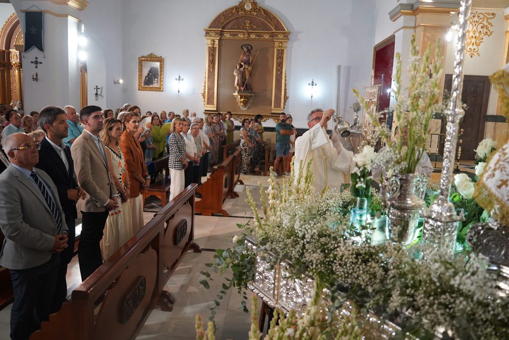 261003 OFRENDA FLORAL DIVINA INFANTITA 1 - La Divina Infantita vuelve a recorrer el centro de El Ejido junto a sus devotos
