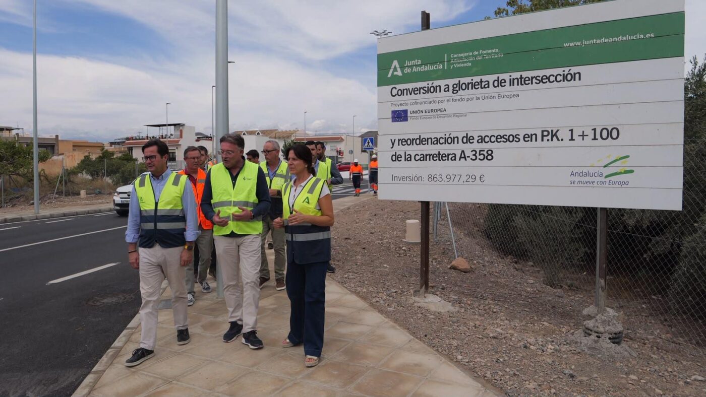 El delegado del Gobierno, Francisco Góngora, junto a la delegada territorial de Vivienda, Juventud y Ordenación del Territorio y de Fomento y Movilidad en Almería, Dolores Martínez Utrera, y el alcalde de Berja visitan la zona en obras