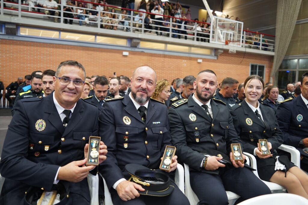 261017 RECONOCIMIENTO POLICIA LOCAL CATARROJA 1 - Catarroja condecora a la Policía Local de El Ejido por su colaboración y ayuda durante la DANA