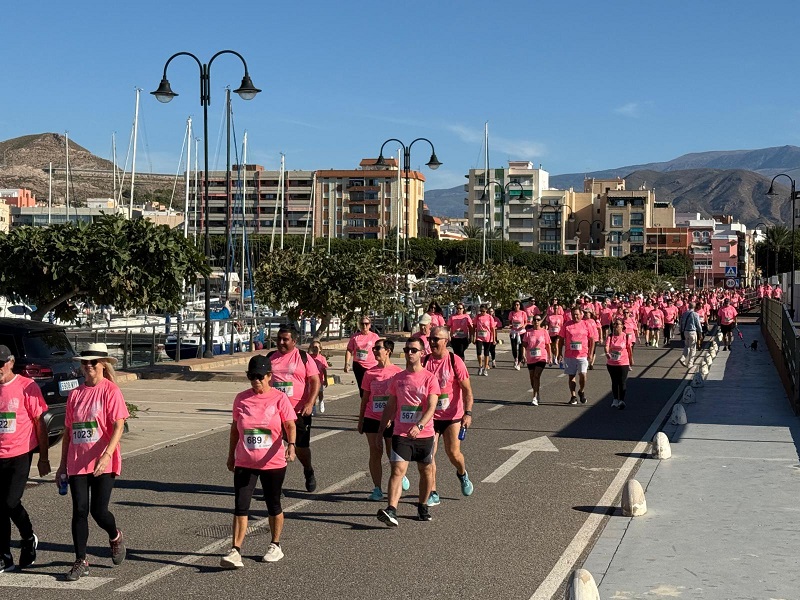 261026 Mas de mil personas se unen en Adra en una multitudinaria marcha solidaria contra el cancer 1 - Inicio