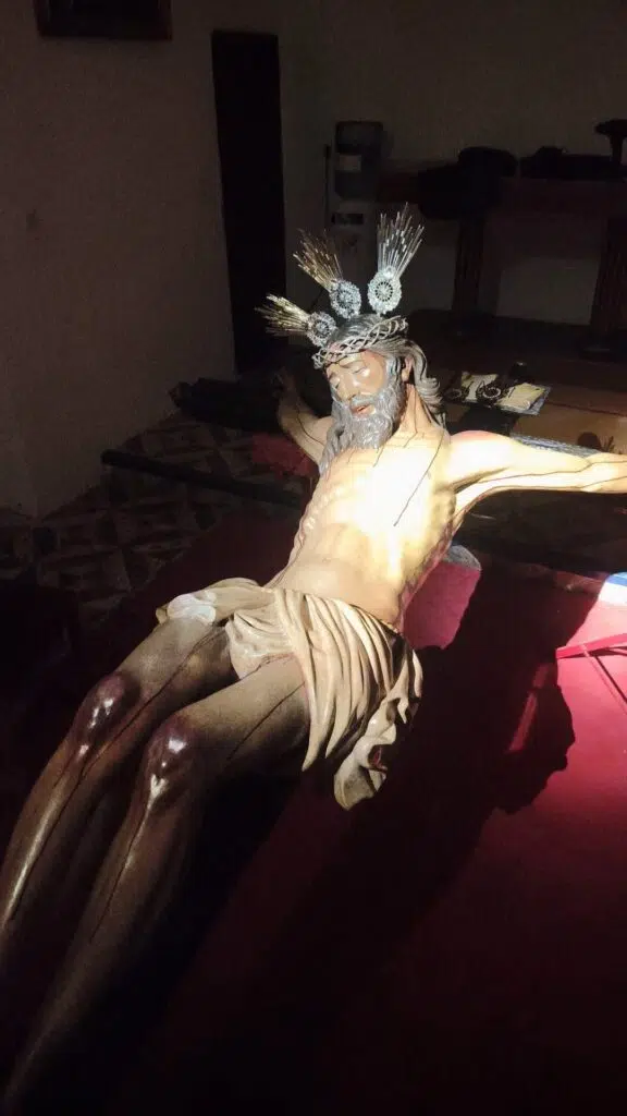 847225928 1346830937386658 8315361475184265108 n - El Cristo de la Luz baja de su altar para comenzar su restauración